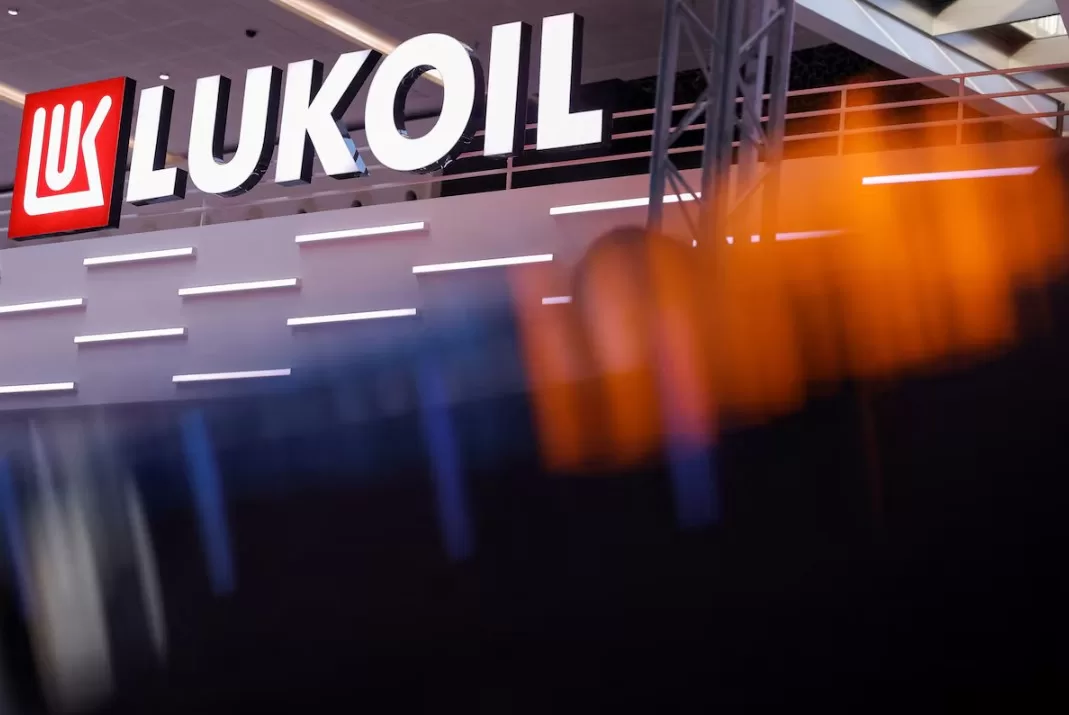 Вывеска «Лукойл» на Международном прогрессивном энергетическом конгрессе в Абу-Даби / Фото: REUTERS