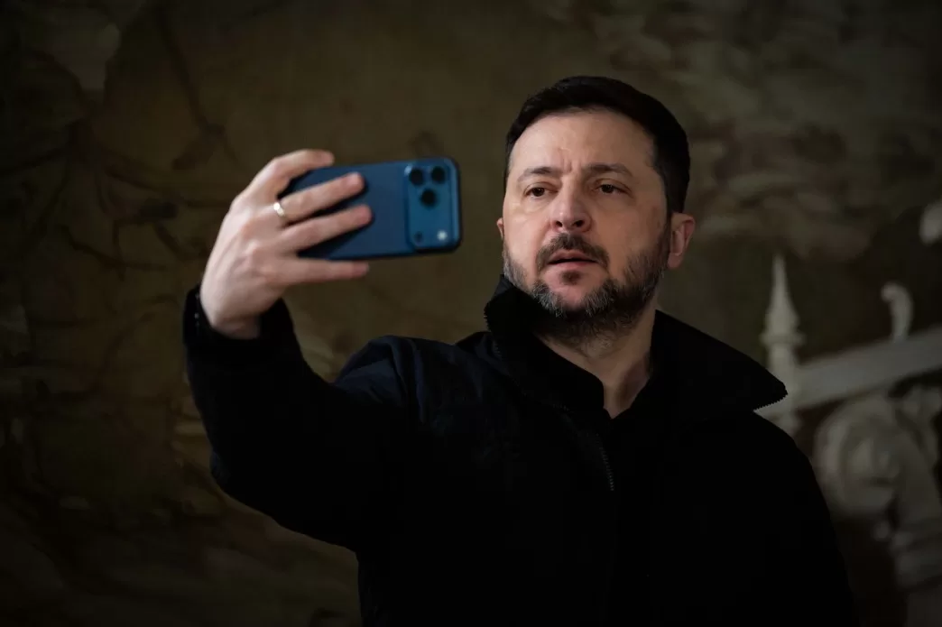 Владимир Зеленский записывает свое вечернее обращение / Фото: ОПУ