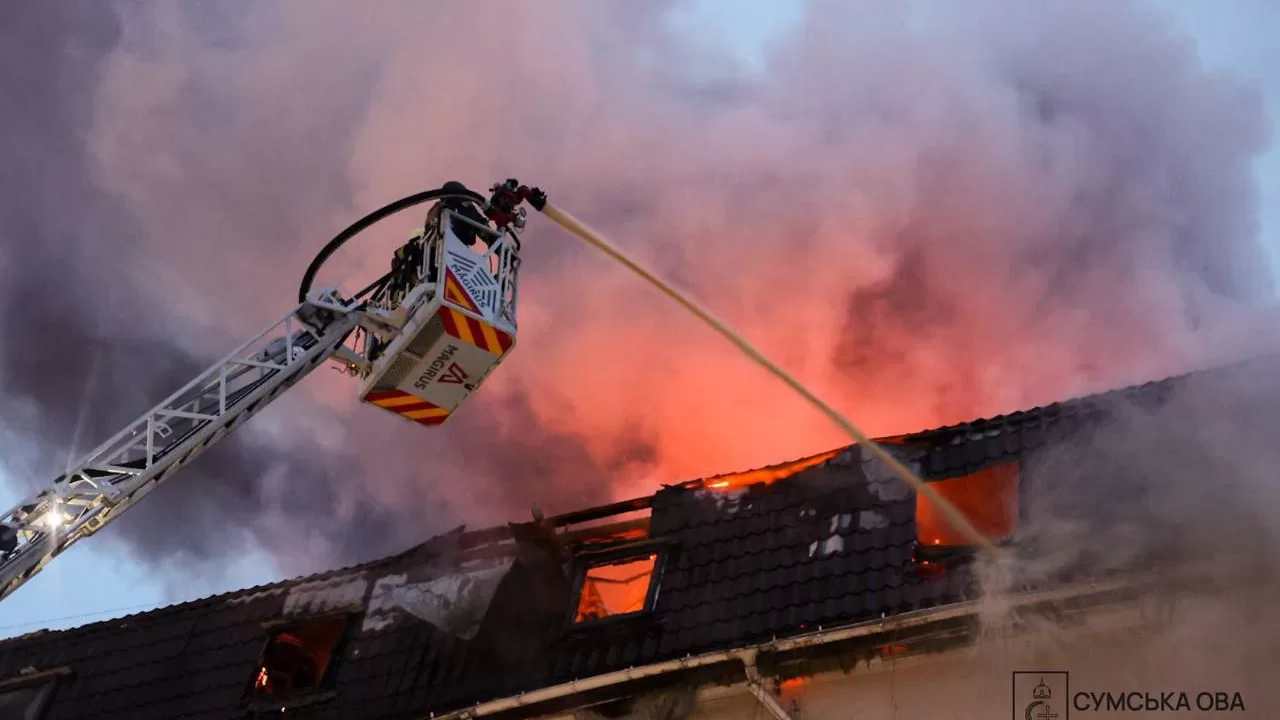 Спасатели на месте удара по гостинице в Сумах / Фото: Сумская ОВА