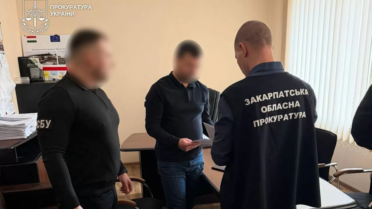 Объявления подозрения должностному лицу Службы восстановления и развития инфраструктуры в Закарпатской области / Фото: Закарпатская областная прокуратура
