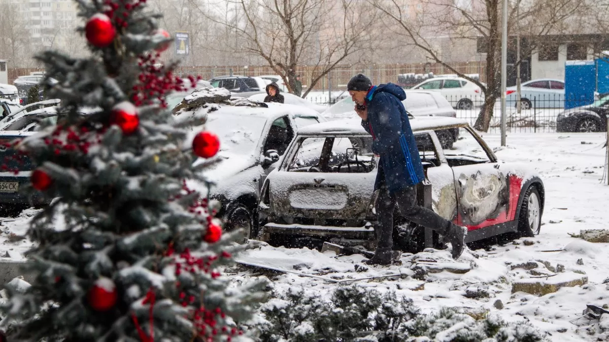 Наслідки російського обстрілу житлового будинку в Дарницькому районі Києва, 9 січня 2026 року / Фото Media Center Ukraine