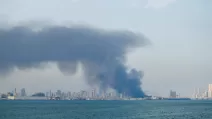 Дым поднимается после сообщений об иранских ракетных ударах, последовавших за ударами США и Израиля по Ирану, в Манаме, Бахрейн, 28 февраля 2026 года. / Фото: REUTERS