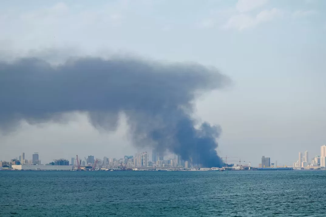 Дым поднимается после сообщений об иранских ракетных ударах, последовавших за ударами США и Израиля по Ирану, в Манаме, Бахрейн, 28 февраля 2026 года. / Фото: REUTERS