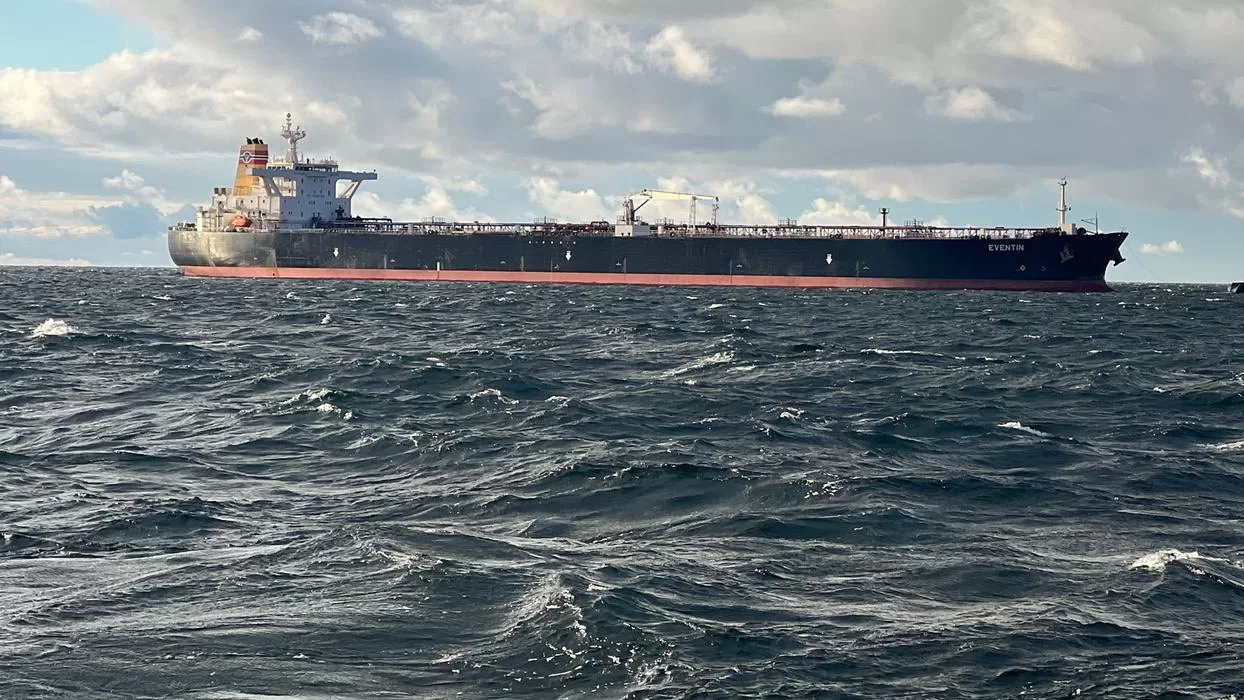 Танкер «теневого флота» стоит на якоре у острова Рюген в Балтийском море. Иллюстративное фото / Фото dpa