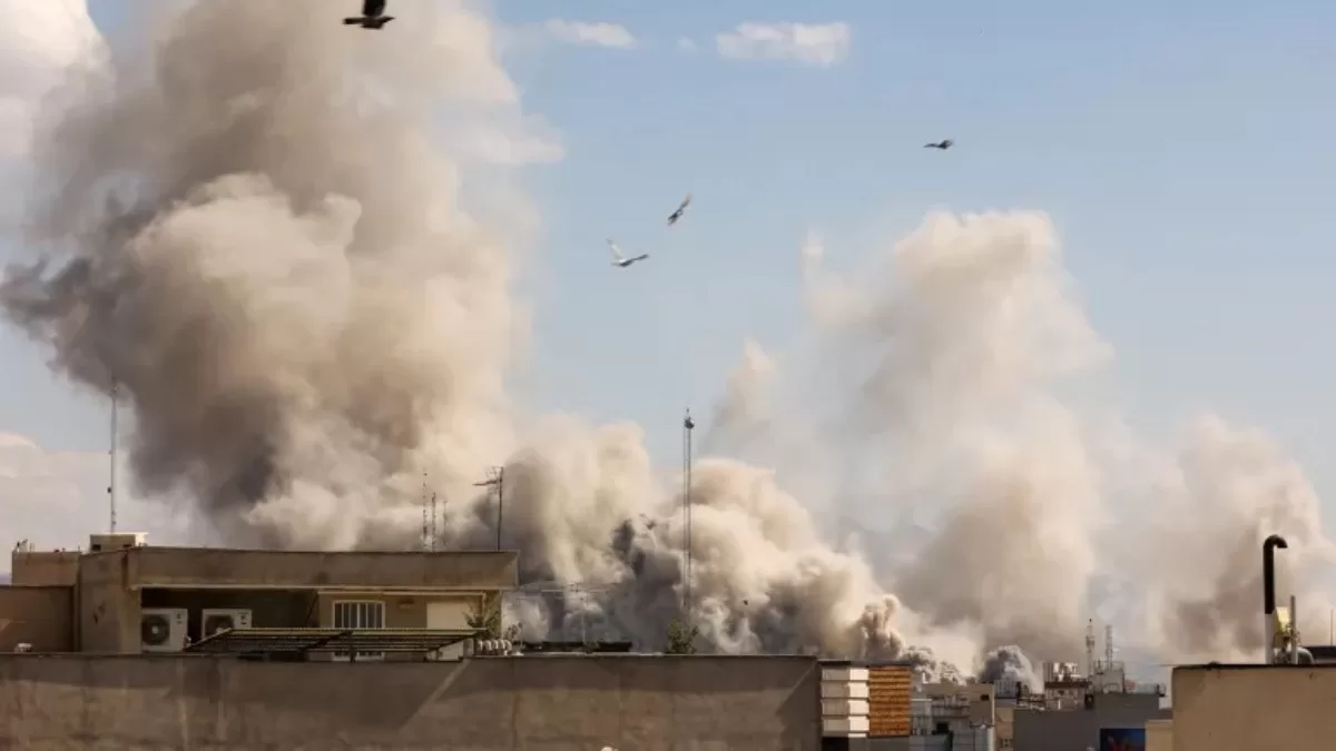 Дым поднимается после взрыва в Тегеране / Фото  Reuters