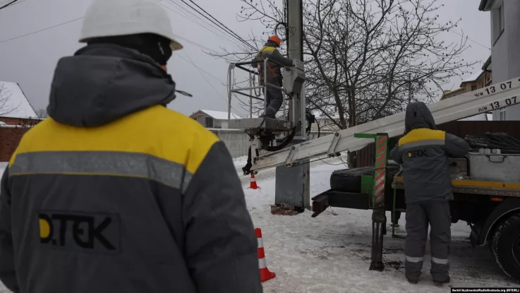 Ремонтна бригада ДТЕК відновлює електропостачання після обстрілів армії РФ, Київ, 27 січня 2026 року / Фото ДТЕК