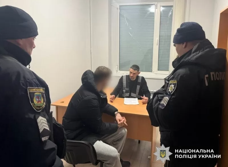 Погрожував ножем і змусив записати вибачення: підозрюваного взяли під варту / Фото: Нацполіція