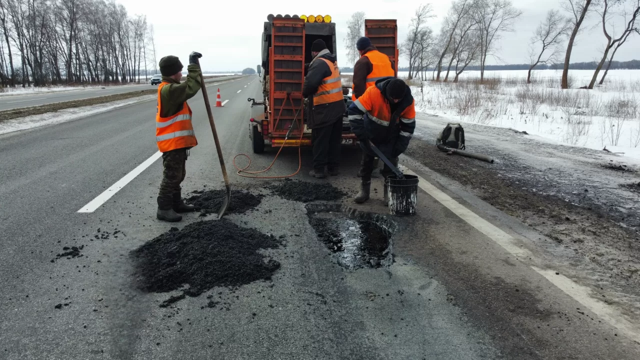 За добу 1 березня ліквідовано 4,1 тис. м² аварійної ямковості / Фото: Державне агентство відновлення та розвитку інфраструктури України