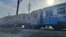 Пошкоджений обстрілом поїзд Укрзалізниці на Дніпропетровщині / Фото: Олексій Кулеба