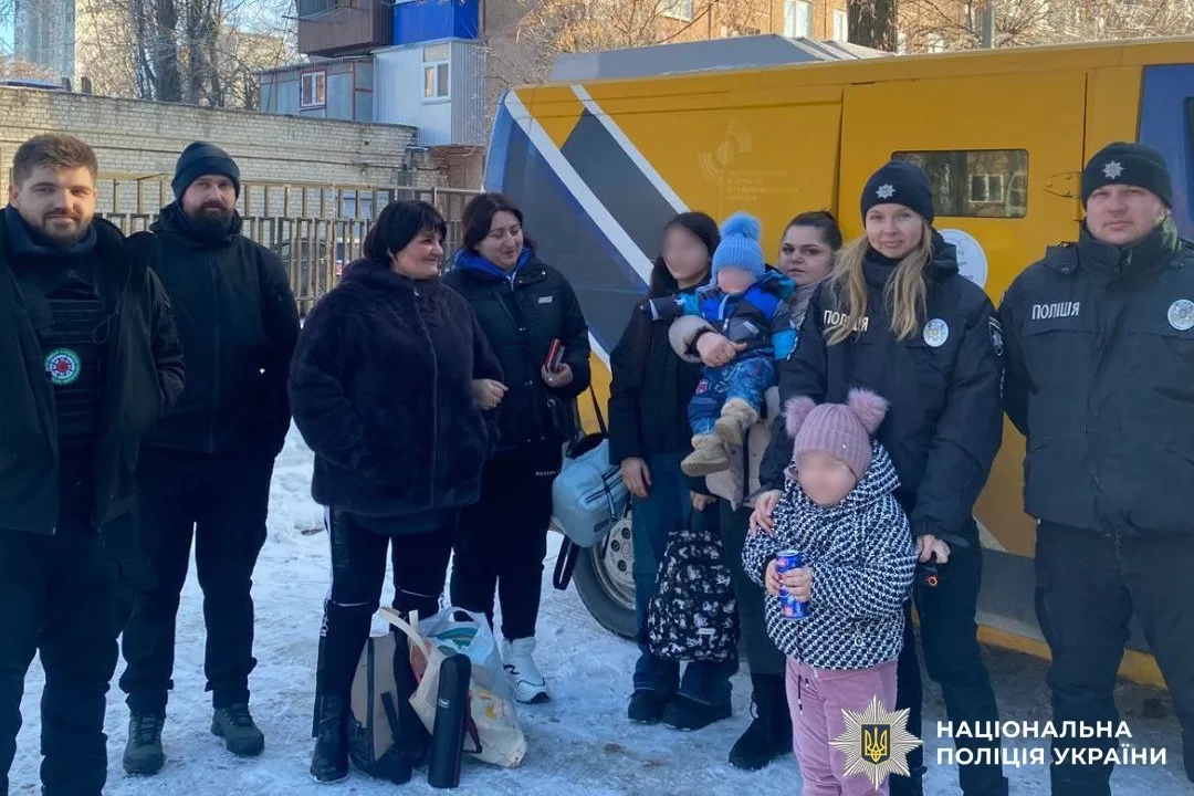 Эвакуация семьи с детьми в Харьковской области / Фото: ГУНП в Харьковской области