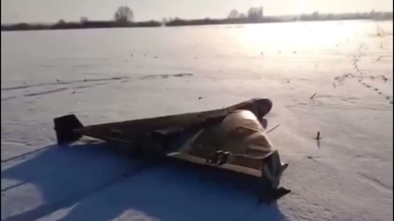 “Шахед” на змерзлому полі / Фото x.com/Q0MT6pFmbVqynsM