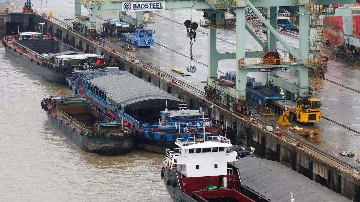 Транспортування сталевих рулонів в порту, що належить групі Baosteel, в районі Баошань міста Шанхай, Китай, 13 березня 2025 року / Фото China Daily