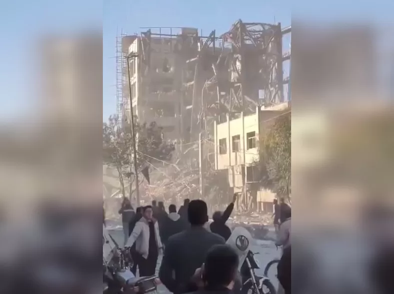 Последствия удара по зданию Совета старейшин в Иране / Скриншот