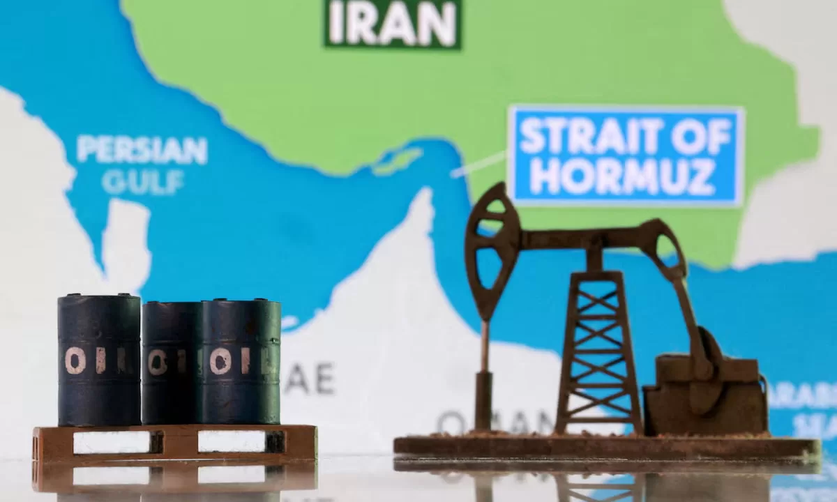 Нафтові бочки та насосна установка на тлі карти Ормузької протоки та Іранe / Фото: Reuters