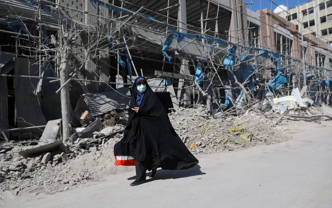 Женщина идет по улице после израильского и американского удара по полицейскому участку, Тегеран, Иран, 3 марта 2026 года / Фото: Маджид Асгарипур/WANA