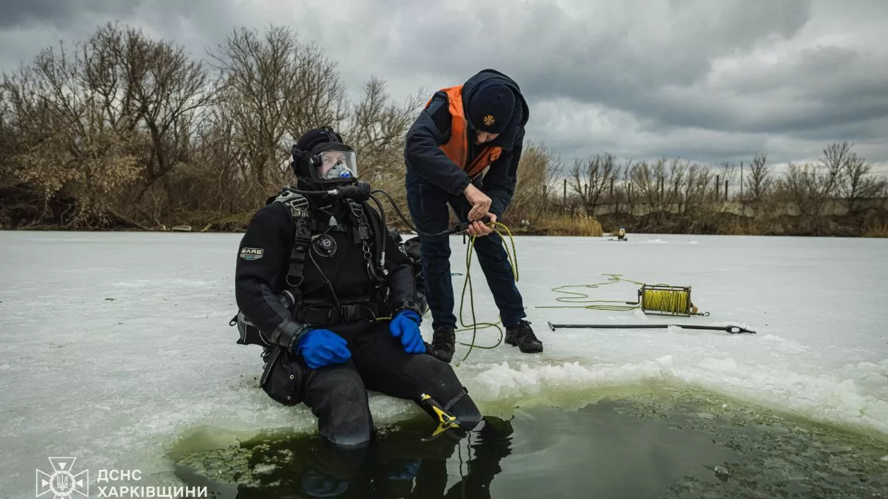 Водолази на місці падіння фрагментів ракети у Харкові / Фото: ДСНС