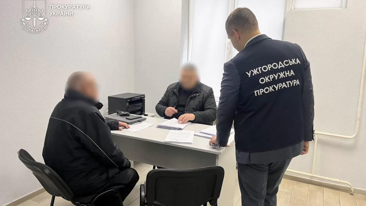 Объявления подозрения эксдиректору аэропорта "Ужгород" / Фото: Закарпатская областная прокуратура