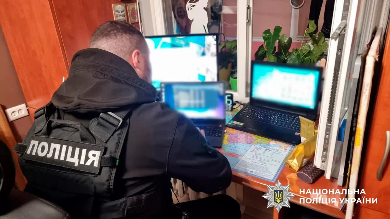 Поліція в будинку затриманого за сексуальну експлуатацію дітей / Фото: Нацполіція