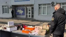 Митник з брендовою контрабандою / Фото: Державна митна служба України