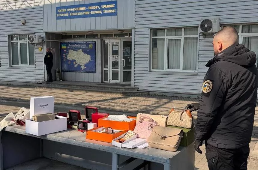 Митник з брендовою контрабандою / Фото: Державна митна служба України