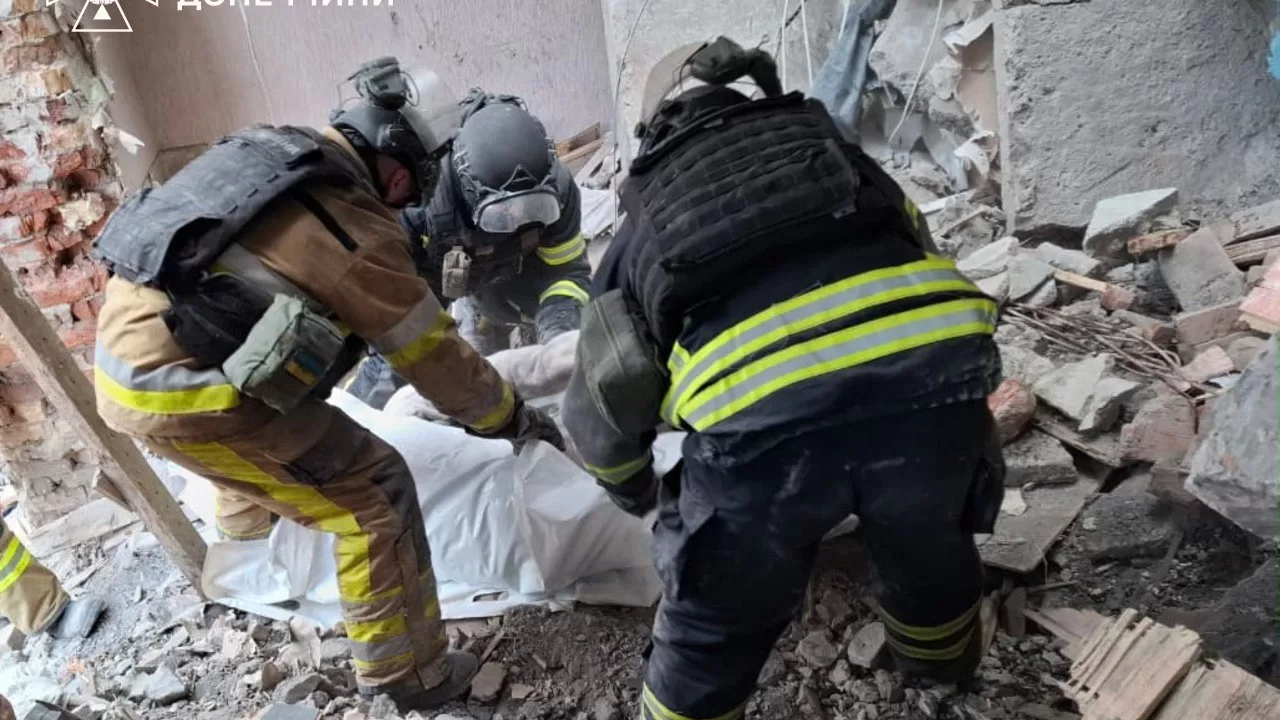 Рятувальники на місці авіаудару в Дружківці / Фото: ДСНС