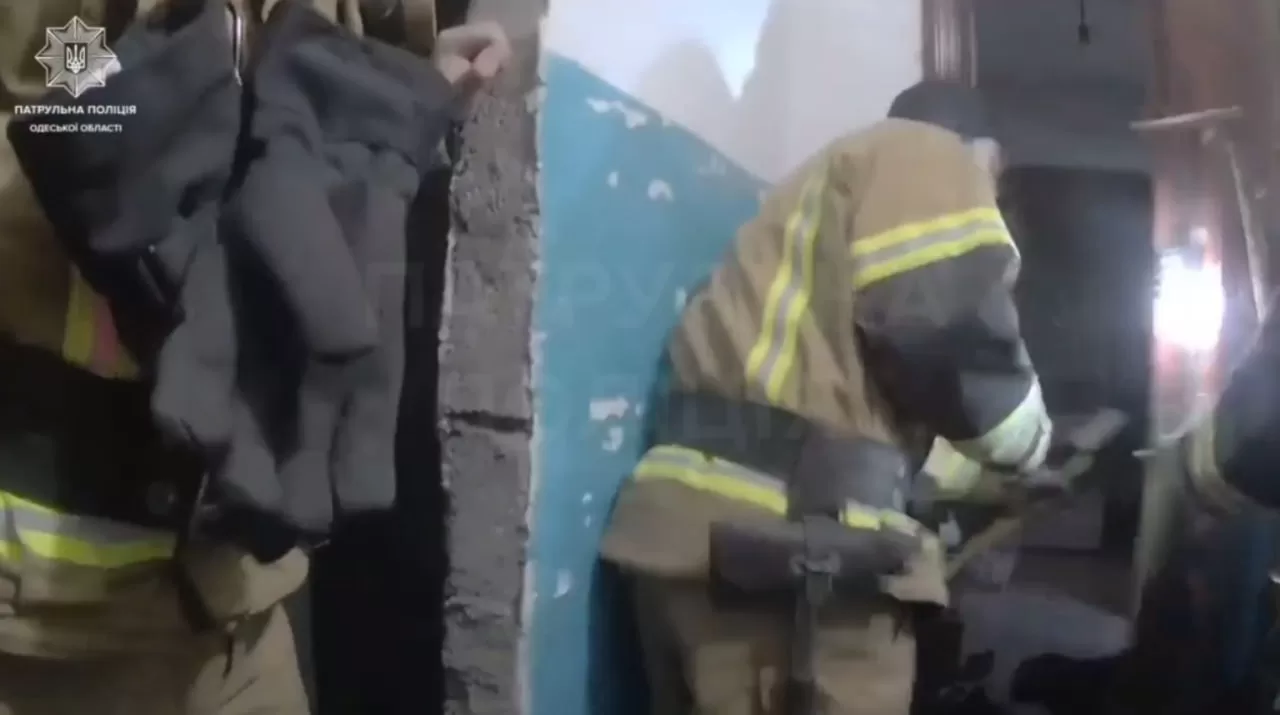 В Одессе чрезвычайники и патрульные спасли мужчину / Скриншот