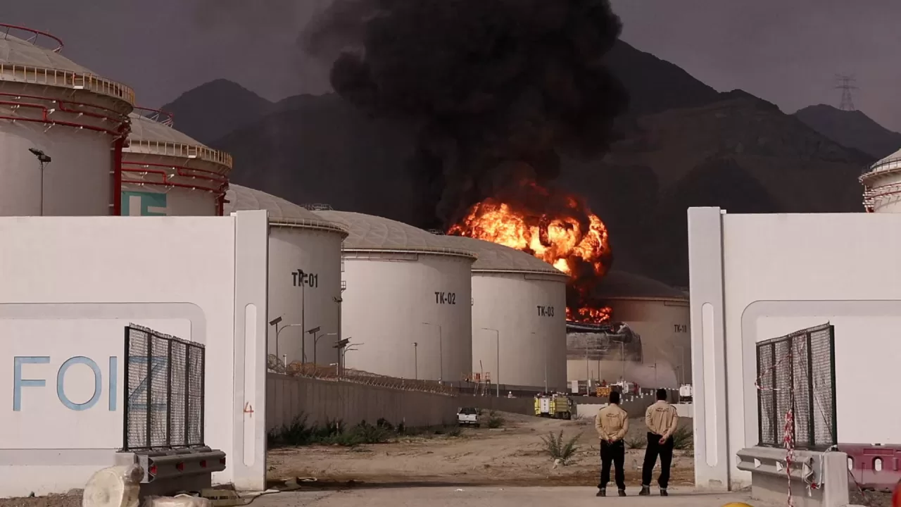 Пожежа в нафтовій промисловій зоні Фуджейра в Об'єднаних Арабських Еміратах після падіння уламків дрона / Фото Reuters