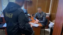 Оголошення підозри учаснику корупційної схеми / Фото: НАБУ