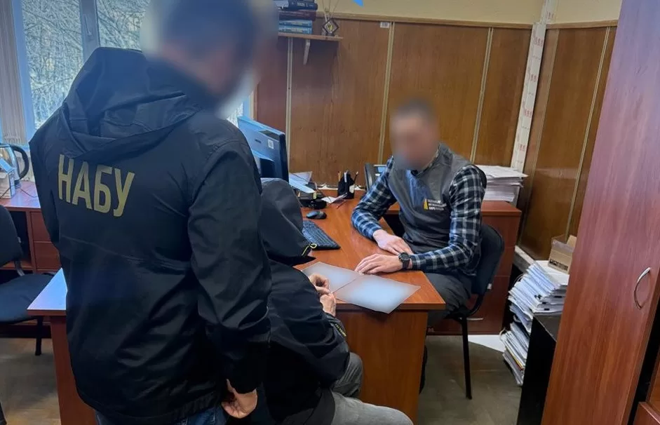 Объявление подозрения участнику коррупционной схемы / Фото: НАБУ