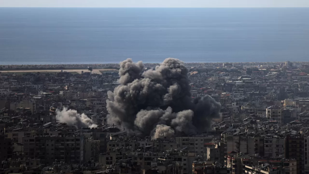 Дым поднимается после израильского удара по южным пригородам Бейрута, произошедшего после эскалации конфликта между Хезболлой и Израилем, 6 марта 2026 года / Фото Reuters