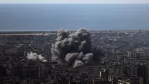 Дым поднимается после израильского удара по южным пригородам Бейрута, произошедшего после эскалации конфликта между Хезболлой и Израилем, 6 марта 2026 года / Фото Reuters
