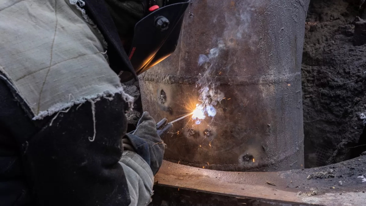 Сварщики работают на Дарницкой ТЭС в Киеве, которая была повреждена российским ударом, 4 февраля 2026 года. Архивное фото / Фото mediacenter.org.ua