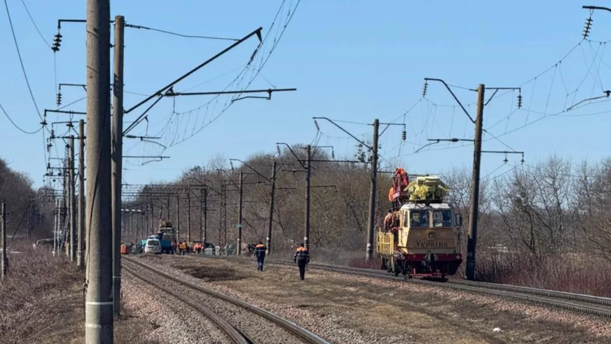 Часть поездов еще задерживают из-за повреждений в Житомирской области / Фото Укрзализныця