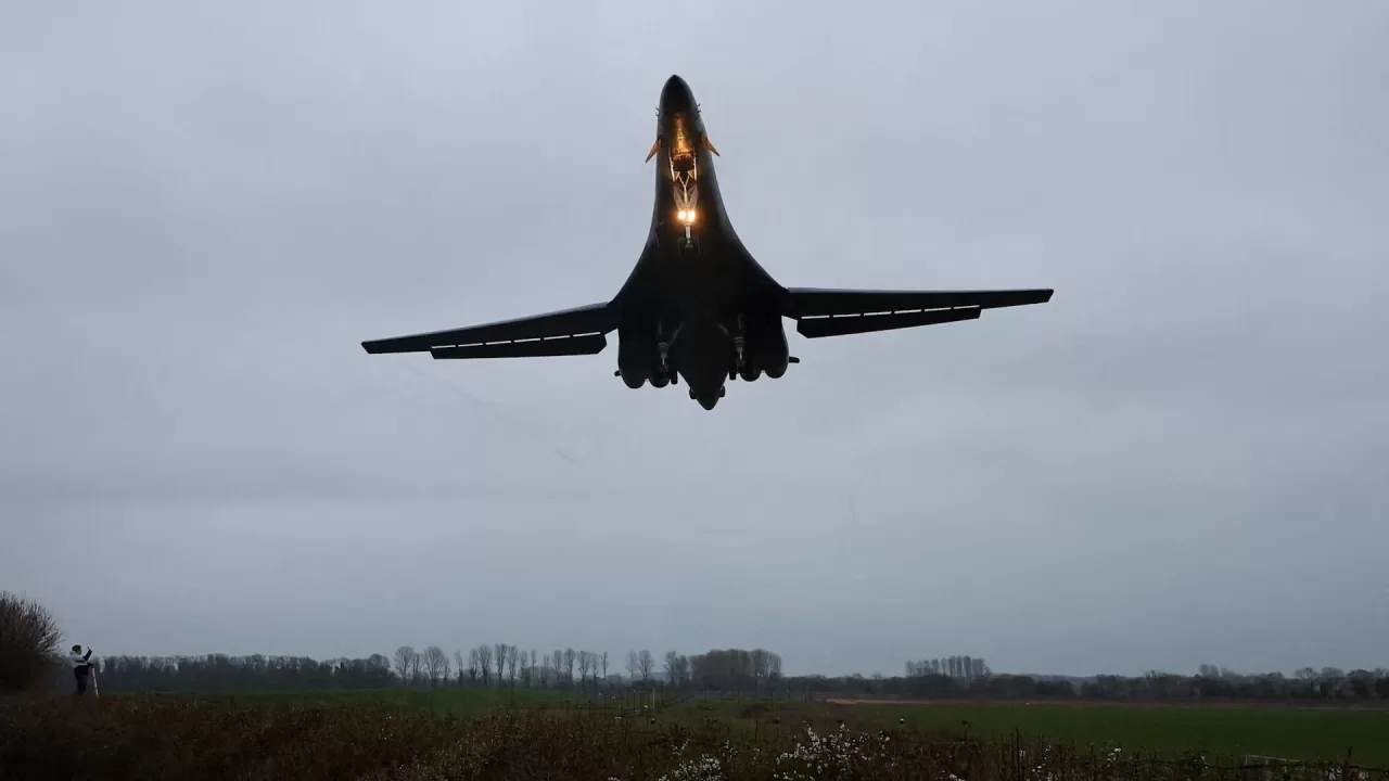 Бомбардувальник американських ПС B1-B готується до посадки на авіабазі RAF Fairford у Фейрфорді, Велика Британія, 6 березня 2026 року / Фото Reuters