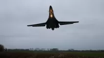 Бомбардировщик американских ВС B1-B готовится к посадке на авиабазе RAF Fairford в Фейрфорде, Великобритания, 6 марта 2026 года / Фото Reuters