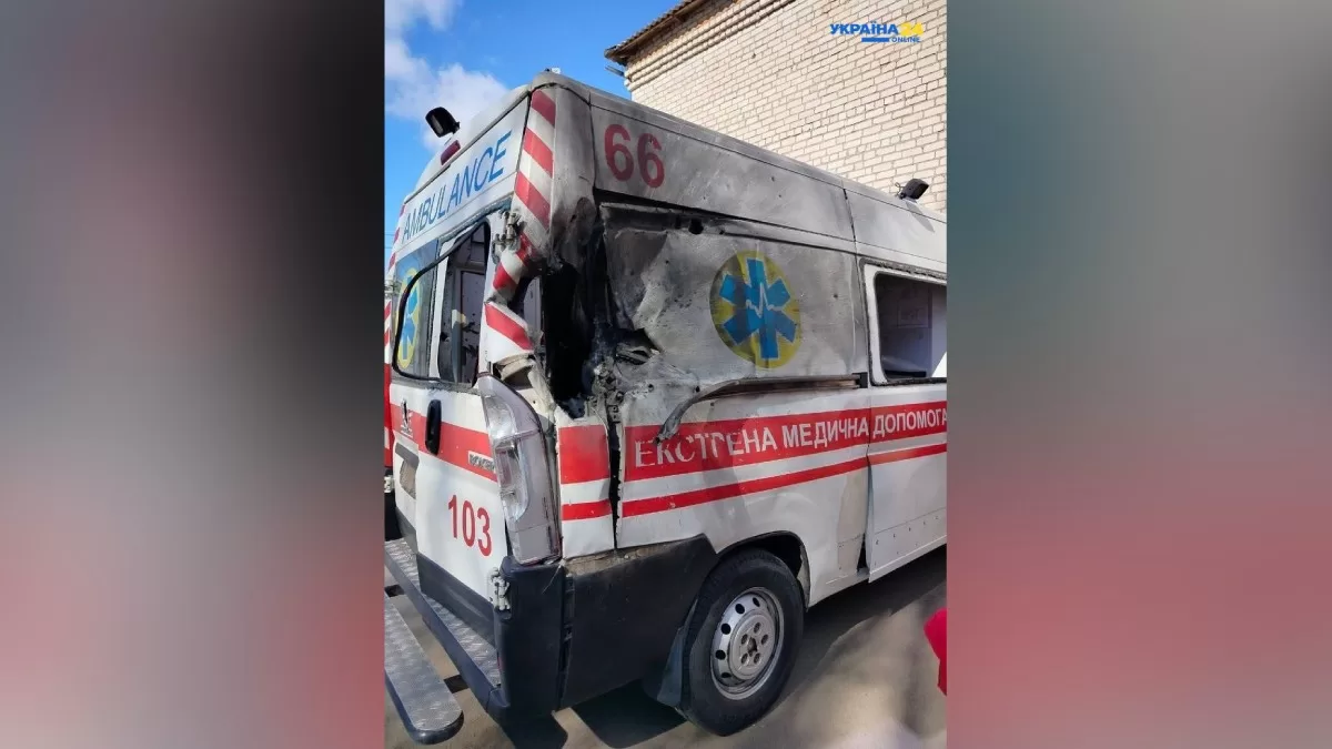Враг атаковал скорую помощь в Николаевской области, в результате чего пострадали водитель и врач. Обоих госпитализировали / Фото x.com/ukraine__online