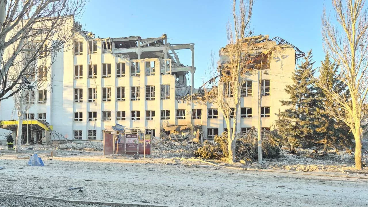 Уничтоженное здание главпочтамта Укрпочты в Краматорске / Фото t.me/igorsmelyansky