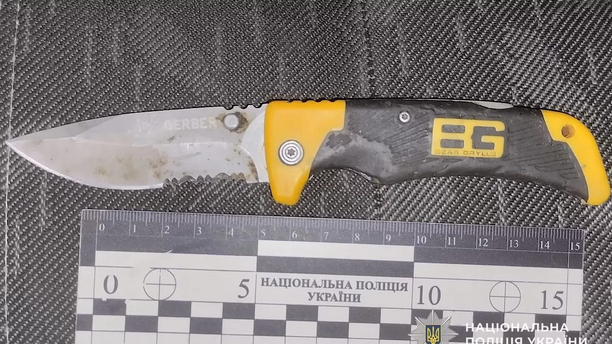 Під час огляду території поліцейські вилучили предмет, ймовірно використаний як знаряддя злочину — ніж / Фото Нацполіції