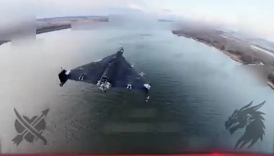 Снимок из видеозаписи, сделанной украинским беспилотником, опубликованной в социальных сетях в январе 2026 года. На видео показан вид с перехватывающего беспилотника, который атакует российский беспилотник «Герань» вдоль реки Днепр / Скриншот