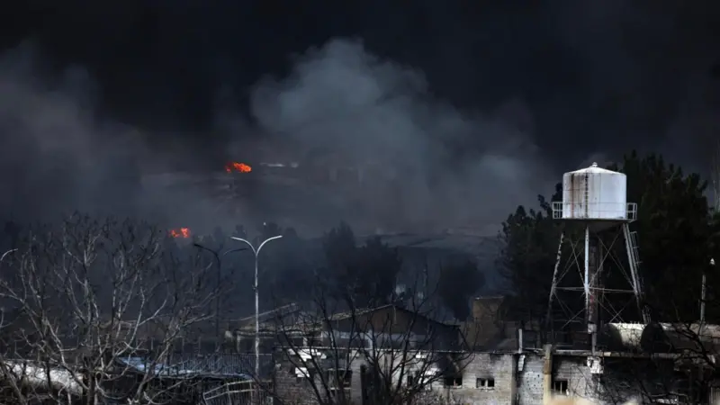 Жители Тегерана рассказывают, что после ударов по нефтехранилищам «солнце как будто полностью исчезло» / Фото: EPA