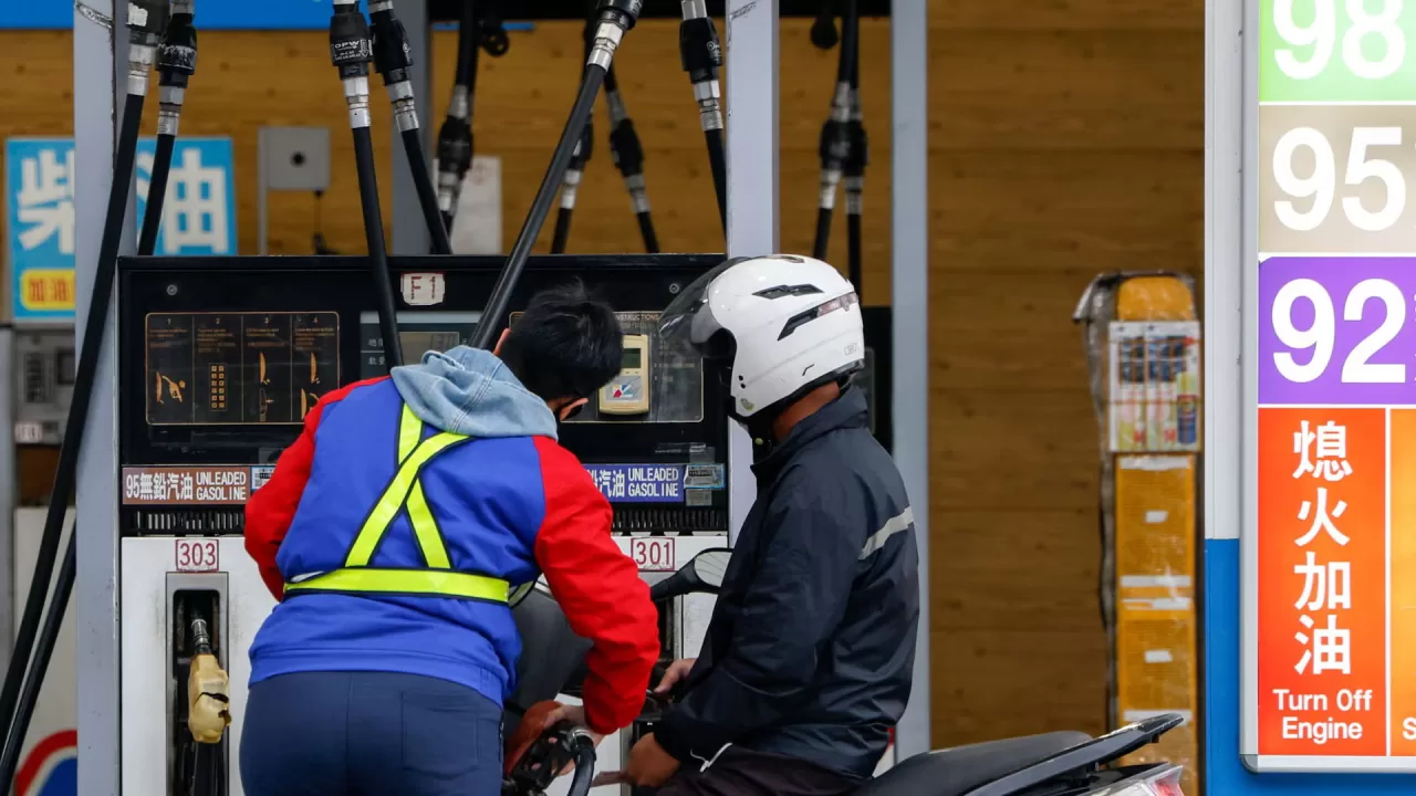 Співробітник заправляє мотоцикл на заправній станції в Тайбеї, Тайвань, 9 березня 2026 року / Фото Reuters