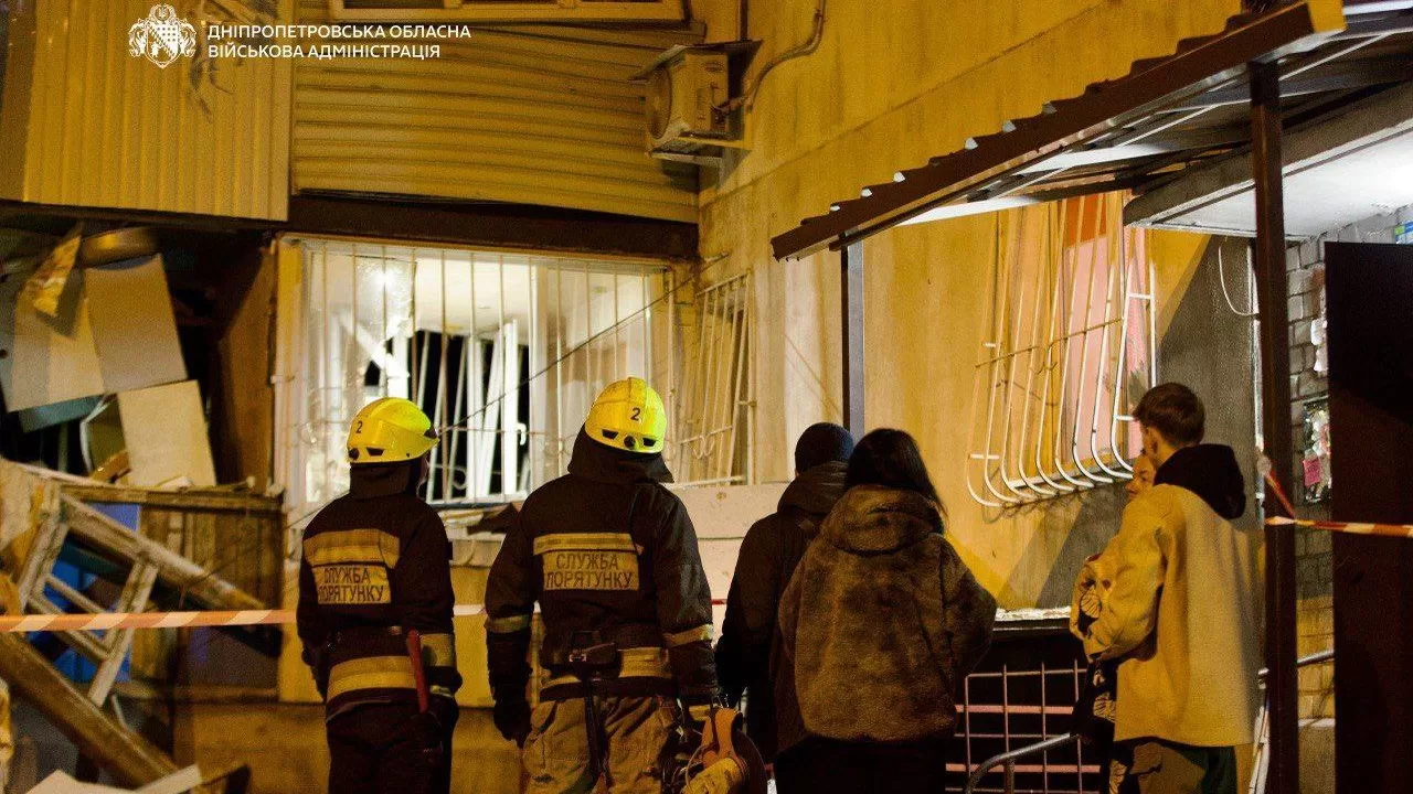 Спасатели на месте атаки на Днепр 10 марта / Фото: Днепропетровская ОВА