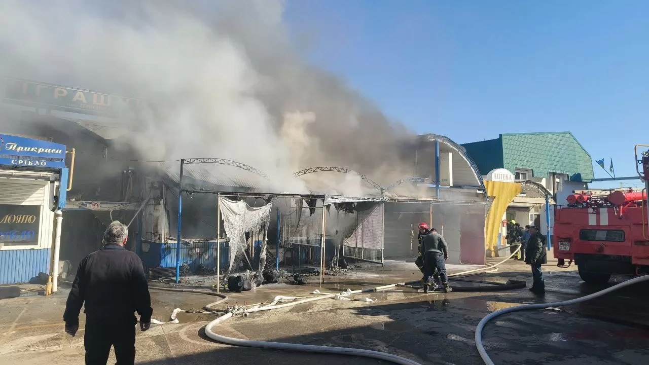 Пожежа сталася на промринку «7-й кілометр» під Одесою / Фото: 7-й кілометр