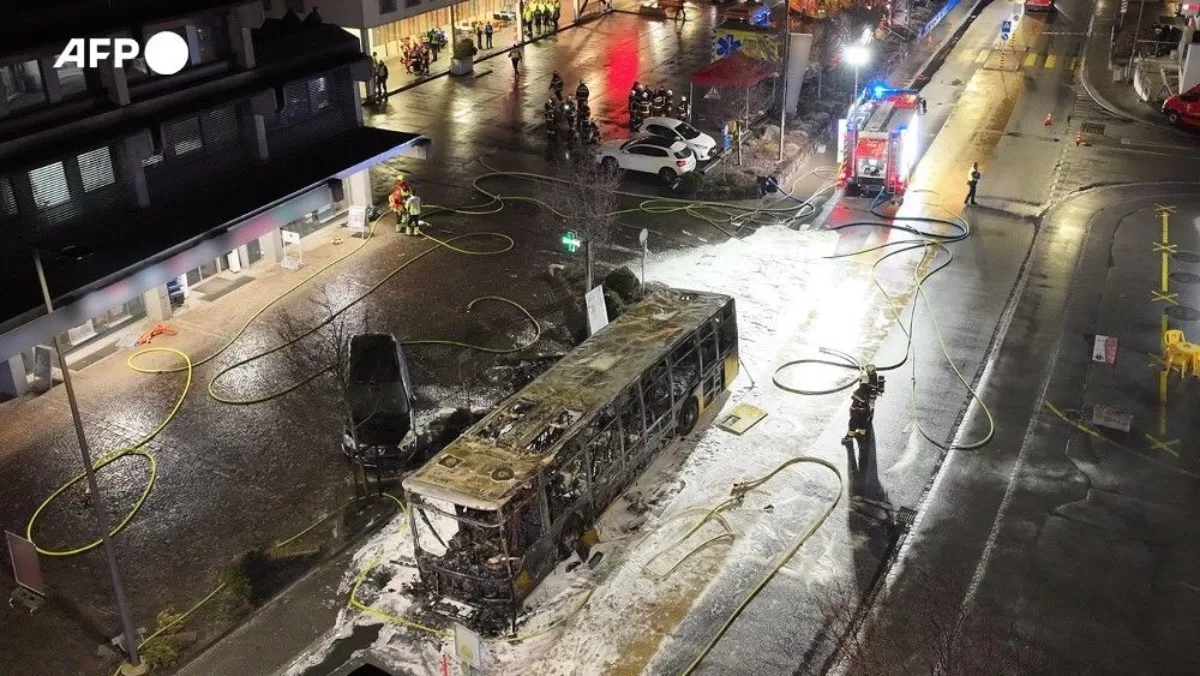 У Швейцарії назвали причину смертельної пожежі в автобусі, де загинули шість людей / Фото AFP