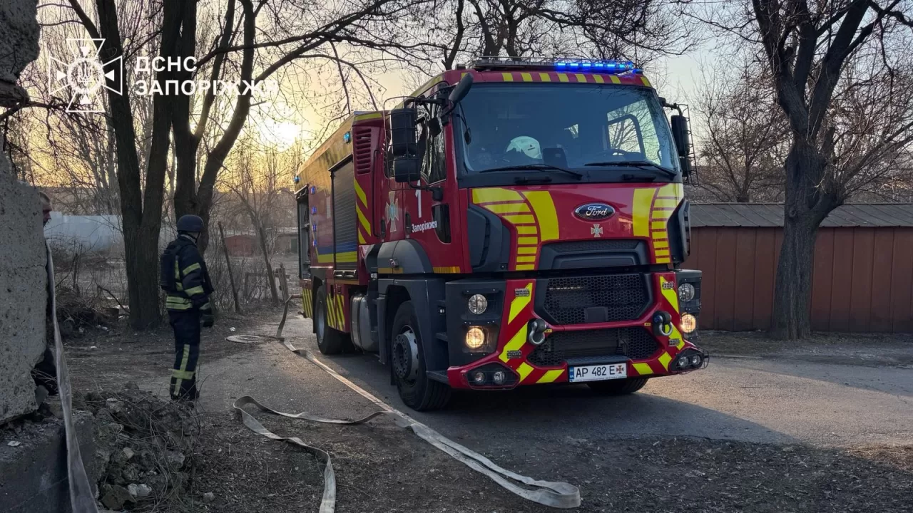 Рятувальники на місці удару по Запоріжжю / Фото: ДСНС