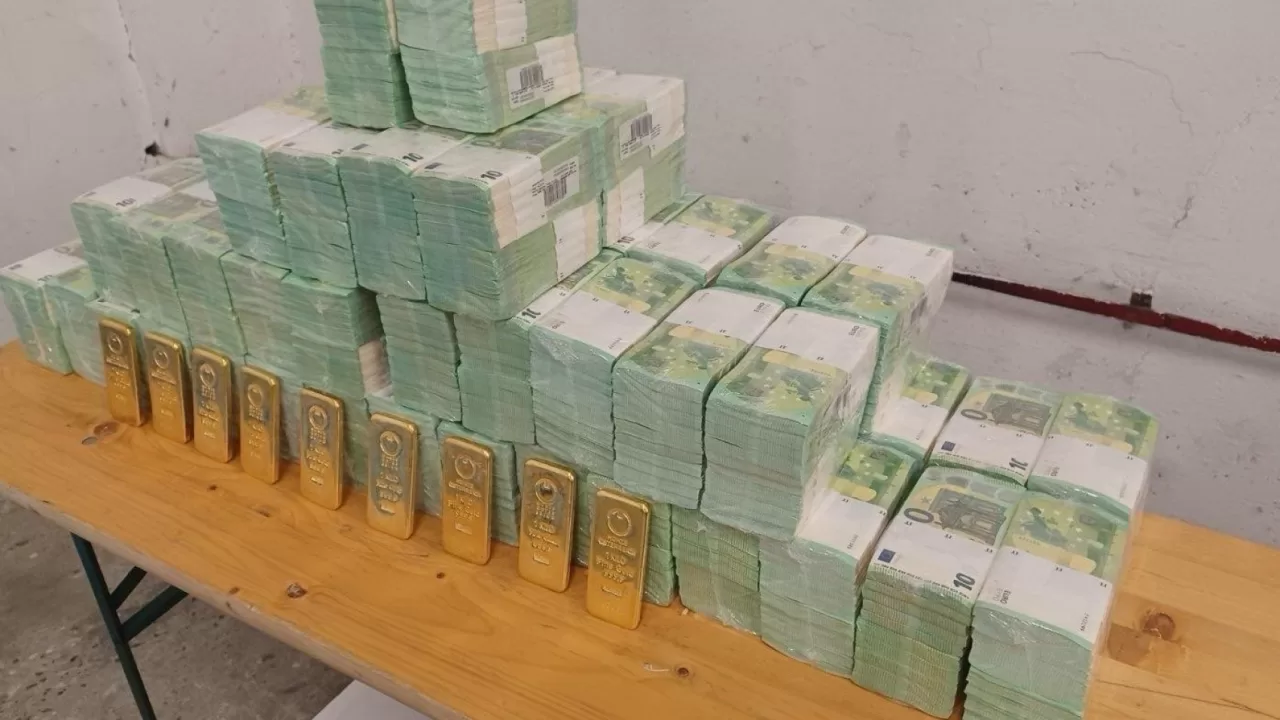 Гроші та золото, які перевозив Ощадбанк / Фото: facebook.com/kormanyzat