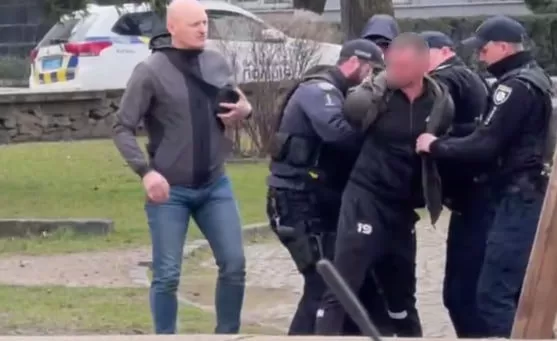 Затримання озброєного чоловіка в Ужгороді / Скриншот