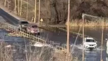 Затопленная временная переправа на территории Харьковской области / Скриншот видео
