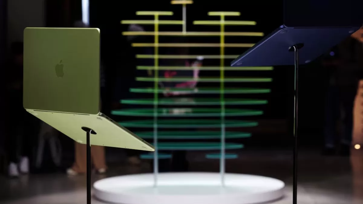 Новий бюджетний ноутбук Apple MacBook Neo демонструють під час заходу в Нью-Йорку, США, 4 березня 2026 року / Фото Reuters