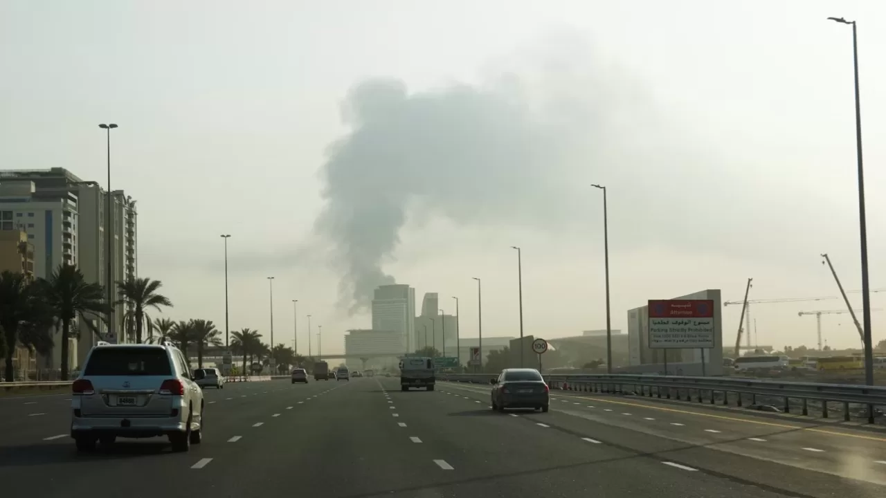 Дым поднимается над Международным аэропортом Дубая после того, как в ходе конфликта США и Израиля с Ираном дрон нанес удар по топливному резервуару, 16 марта 2026 года / Фото: REUTERS